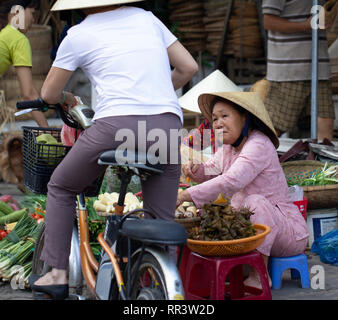 Vietnamesische Straßenhändler Gemüse verkaufen auf Street Market, Saigon, Vietnam. Stockfoto