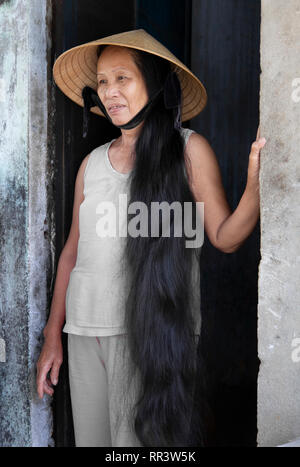 Portrait von Vietnam Frau mit traditionellen konischen hat Stockfoto