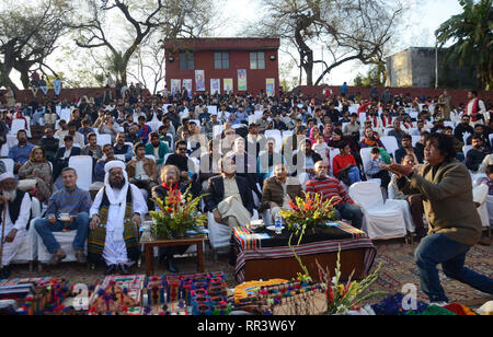 Lahore, Pakistan. 23 Feb, 2019. Künstlerinnen und Künstler aus fünf Provinzen Durchführung kultureller Tanz mit schönen Kleidern während "Sanwal Mor Mohara "Festival gemeinsam von Punjab Arts Council und DG Khan Arts Council bei Jinnah Garten Open Air Theater in Lahore organisiert. Credit: Rana Sajid Hussain/Pacific Press/Alamy leben Nachrichten Stockfoto