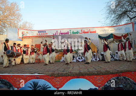 Lahore, Pakistan. 23 Feb, 2019. Künstlerinnen und Künstler aus fünf Provinzen Durchführung kultureller Tanz mit schönen Kleidern während "Sanwal Mor Mohara "Festival gemeinsam von Punjab Arts Council und DG Khan Arts Council bei Jinnah Garten Open Air Theater in Lahore organisiert. Credit: Rana Sajid Hussain/Pacific Press/Alamy leben Nachrichten Stockfoto