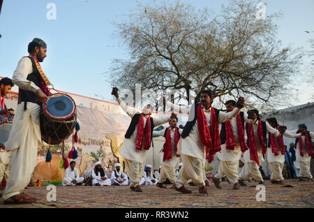 Lahore, Pakistan. 23 Feb, 2019. Künstlerinnen und Künstler aus fünf Provinzen Durchführung kultureller Tanz mit schönen Kleidern während "Sanwal Mor Mohara "Festival gemeinsam von Punjab Arts Council und DG Khan Arts Council bei Jinnah Garten Open Air Theater in Lahore organisiert. Credit: Rana Sajid Hussain/Pacific Press/Alamy leben Nachrichten Stockfoto