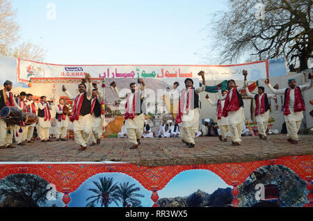 Lahore, Pakistan. 23 Feb, 2019. Künstlerinnen und Künstler aus fünf Provinzen Durchführung kultureller Tanz mit schönen Kleidern während "Sanwal Mor Mohara "Festival gemeinsam von Punjab Arts Council und DG Khan Arts Council bei Jinnah Garten Open Air Theater in Lahore organisiert. Credit: Rana Sajid Hussain/Pacific Press/Alamy leben Nachrichten Stockfoto