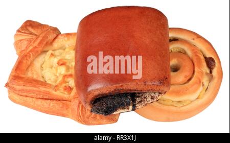 drei kleine Laib Brot auf weißem Hintergrund Stockfoto