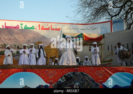 Lahore, Pakistan. 23 Feb, 2019. Künstlerinnen und Künstler aus fünf Provinzen Durchführung kultureller Tanz mit schönen Kleidern während "Sanwal Mor Mohara "Festival gemeinsam von Punjab Arts Council und DG Khan Arts Council bei Jinnah Garten Open Air Theater in Lahore organisiert. Credit: Rana Sajid Hussain/Pacific Press/Alamy leben Nachrichten Stockfoto