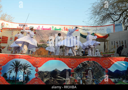 Lahore, Pakistan. 23 Feb, 2019. Künstlerinnen und Künstler aus fünf Provinzen Durchführung kultureller Tanz mit schönen Kleidern während "Sanwal Mor Mohara "Festival gemeinsam von Punjab Arts Council und DG Khan Arts Council bei Jinnah Garten Open Air Theater in Lahore organisiert. Credit: Rana Sajid Hussain/Pacific Press/Alamy leben Nachrichten Stockfoto