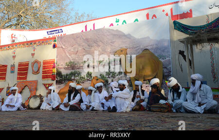 Lahore, Pakistan. 23 Feb, 2019. Künstlerinnen und Künstler aus fünf Provinzen Durchführung kultureller Tanz mit schönen Kleidern während "Sanwal Mor Mohara "Festival gemeinsam von Punjab Arts Council und DG Khan Arts Council bei Jinnah Garten Open Air Theater in Lahore organisiert. Credit: Rana Sajid Hussain/Pacific Press/Alamy leben Nachrichten Stockfoto