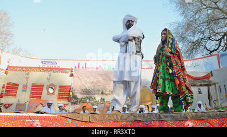 Lahore, Pakistan. 23 Feb, 2019. Künstlerinnen und Künstler aus fünf Provinzen Durchführung kultureller Tanz mit schönen Kleidern während "Sanwal Mor Mohara "Festival gemeinsam von Punjab Arts Council und DG Khan Arts Council bei Jinnah Garten Open Air Theater in Lahore organisiert. Credit: Rana Sajid Hussain/Pacific Press/Alamy leben Nachrichten Stockfoto