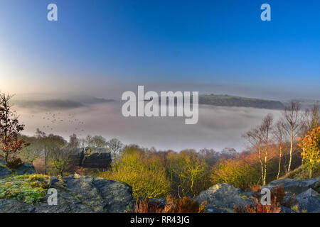 Sunrise & misty Inversion im Calder Valley gesehen von Heptonstall, über Hebden Bridge, Todmorden, Calderdale, West Yorkshire Stockfoto