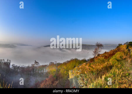 Sunrise & misty Inversion im Calder Valley gesehen von Heptonstall, über Hebden Bridge, Todmorden, Calderdale, West Yorkshire Stockfoto