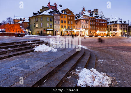 Polen, der Stadt Warschau, am Abend, Wohnhäusern am Burgplatz in der Altstadt, im Winter. Stockfoto