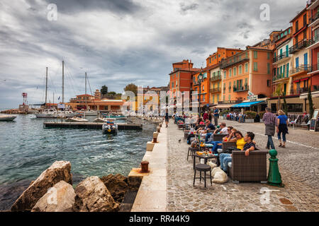 Menschen bei Outdoor Cafe Restaurant in Villefranche-sur-Mer Ferienort am Mittelmeer an der Französischen Riviera, Frankreich, Alpes Maritimes, Côte d'Azur Stockfoto