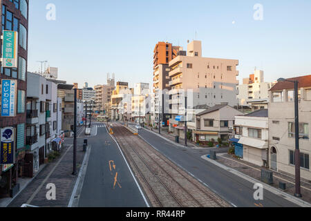 Hauptstraße mit Straßenbahnschienen in Hiroshima, Japan Stockfoto