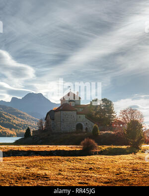 Erstaunlich Herbst sonniger Tag an Champferersee See in die Schweizer Alpen. Schloss von Mist da Sass, Silvaplana Dorf, Schweiz, Europa Stockfoto