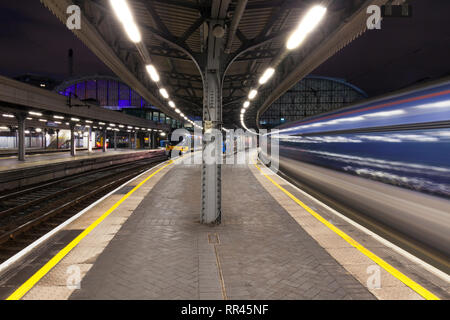 Der Heathrow Express Klasse 332 Flughafentransfer Zug fährt von London Paddington als eine andere wartet in der Plattform der nächsten Service zu bilden Stockfoto