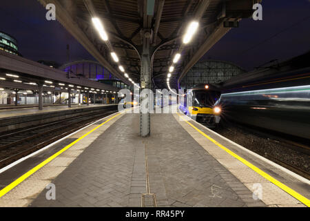 CAF gebaut Heathrow Express Klasse 332 Züge in die Plattform an der Paddington Station, London warten Stockfoto