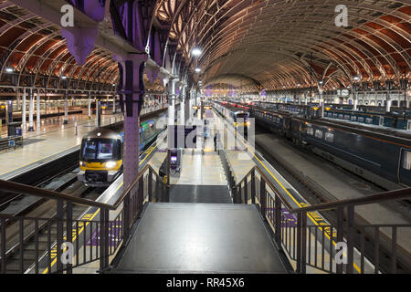 Heathrow Express Klasse 332 Flughafentransfer Züge am Bahnhof London Paddington in der Nacht warten abzuweichen. Stockfoto