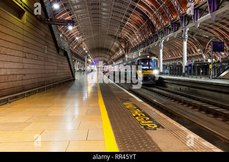 Heathrow Express Airport Shuttle Zug von BAA in London Paddington Station betrieben unter Brunels station Dach Stockfoto