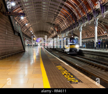 Heathrow Express Airport Shuttle Zug von BAA in London Paddington Station betrieben unter Brunels station Dach Stockfoto