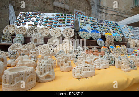 Kleine Souvenirs der Stadt Matera in Stein, Sassi di Matera, Kulturhauptstadt 2019, Provinz von Matera, Basilikata, Italien Stockfoto