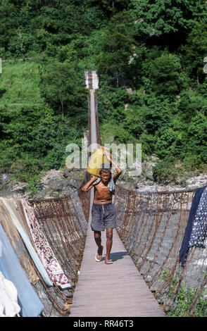 Nepal, Dolakha, hängende Brücke im Himalaya Gebirge/Haengebrucke im Himalaja Stockfoto