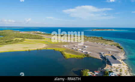 Tropical Island Flughafen mit Flugzeugen im Los Roqus Nationalpark geparkt. Luftaufnahme Stockfoto