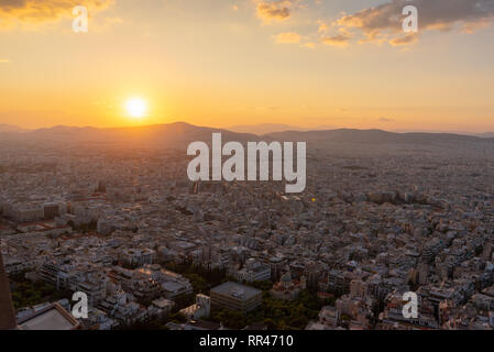 Die schöne Landschaft der Athnes bei Sonnenuntergang, vom Hügel von lucabettus gesehen. Griechenland, Europa Stockfoto