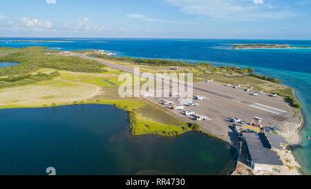 Gruppenflugzeuge in Los Roques Flughafen geparkt.. Luftaufnahme tropische Insel Stockfoto