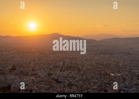 Die schöne Landschaft der Athnes bei Sonnenuntergang, vom Hügel von lucabettus gesehen. Griechenland, Europa Stockfoto