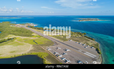 Flughafen mit kleinen Flugzeugen in Los Roques Inseln Nationalpark Venezuela geparkt. Luftaufnahme Stockfoto