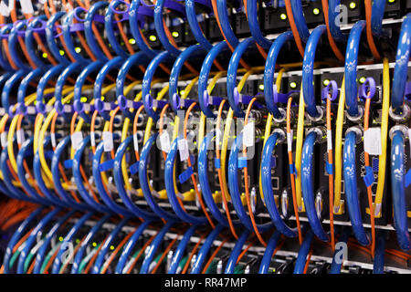 St. Petersburg, Russland - Februar 18, 2019: Nahaufnahme von einem Rack von supercomputer mit Kabeln und Leuchten in der supercomputer Center von Peter t Stockfoto