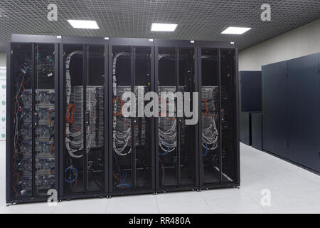 St. Petersburg, Russland - 18. Februar 2019: Schränke der Supercomputer durch RSC in der supercomputer Center von Peter installiert die Große Saint-Pe Stockfoto