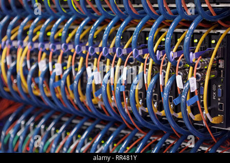St. Petersburg, Russland - Februar 18, 2019: Nahaufnahme von einem Rack von supercomputer mit Kabeln und Leuchten in der supercomputer Center von Peter t Stockfoto