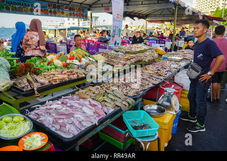 Kota Kinabalu in Sabah Malaysia - Feb 24, 2019: Verschiedene Arten von frischem Fisch, der für den Kunden zur Verfügung in der Nacht essen Bazar bei Kota Kinabalu waterfr zu wählen Stockfoto