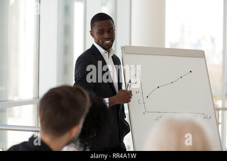 Schwarze afrikanische Trainer lehrt Unternehmen Mitarbeiter im Konferenzraum. Stockfoto