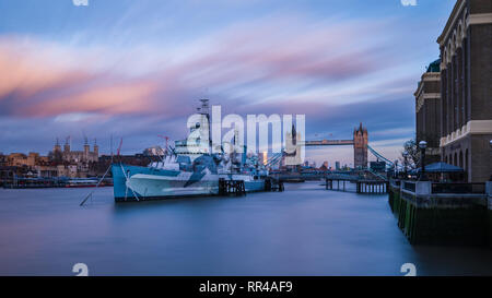 Sonnenuntergang über der Themse, HMS Belfast und der Tower Bridge Stockfoto