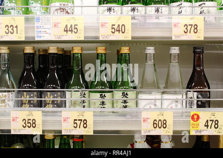 CHIBA, JAPAN - 22. Februar 2019: Sake-Flaschen auf einem Regal im Supermarkt. Stockfoto