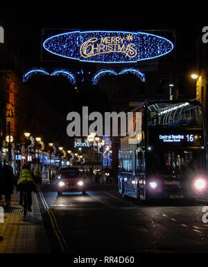 Reading, Großbritannien - 28 Dezember 2018: Busse und Autos fahren Sie unter die Weihnachtsdekorationen entlang der Station Road Stockfoto