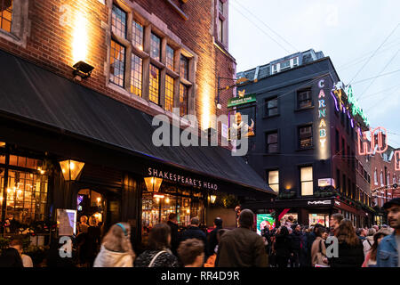 London, Großbritannien, 29. Dezember 2018: Käufer und Schaulustige Menschenmenge Vergangenheit der Shakespeare Head Pub und MAC Make up Store auf Carnaby Street Stockfoto