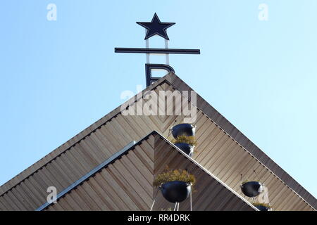 Ein Zeichen auf der Oberseite des Kengo Kuma gestaltete Starbucks finden Rösterei in Tokio. Stockfoto