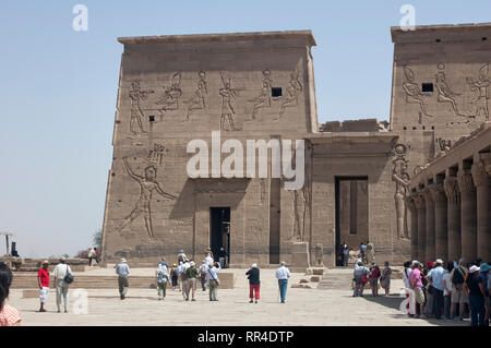 Assuan, Ägypten - 17. April 2008: Touristen, die in der Philae Tempel in der Nähe der Assuan Staudamm am Nil. Ägypten Stockfoto