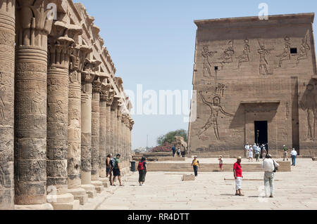 Assuan, Ägypten - 17. April 2008: Touristen, die in der Philae Tempel in der Nähe der Assuan Staudamm am Nil. Ägypten Stockfoto