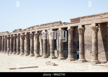 Assuan, Ägypten - 17. April 2008: Touristen, die in der Philae Tempel in der Nähe der Assuan Staudamm am Nil. Ägypten Stockfoto