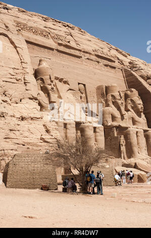 Abu Simbel, Assuan, Ägypten - 18. April 2008: Touristen, die in der archäologischen Stätte von Abu Simbel, Assuan, Ägypten Stockfoto