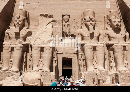 Abu Simbel, Assuan, Ägypten - 18. April 2008: Touristen, die in der archäologischen Stätte von Abu Simbel, Assuan, Ägypten Stockfoto