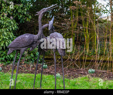 Drei schöne Vogel Statuen im Garten, Hinterhof Dekorationen, Gärten im japanischen Stil Stockfoto