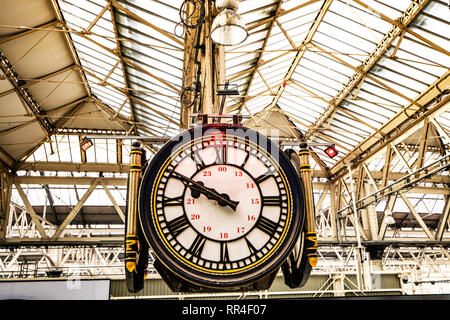 Berühmte Uhr bei Waterloo International Bahnhof, London, England Stockfoto