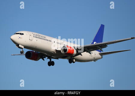 SAS-Boeing 737 LN-RPR Landung in London Heathrow Flughafen, Großbritannien Stockfoto