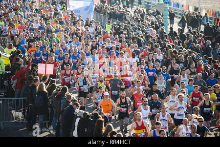 Brighton, UK. 24 Feb, 2019. Der Start des Grand Brighton Halbmarathon an einem schönen sonnigen Morgen mit über 13.000 Läufer erwartet Hilfe von der Sussex Beacon Nächstenliebe Kredit: Simon Dack/Alamy leben Nachrichten Stockfoto