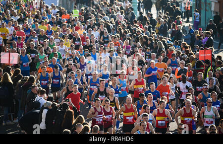 Brighton, UK. 24 Feb, 2019. Der Start des Grand Brighton Halbmarathon an einem schönen sonnigen Morgen mit über 13.000 Läufer erwartet Hilfe von der Sussex Beacon Nächstenliebe Kredit: Simon Dack/Alamy leben Nachrichten Stockfoto