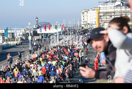 Brighton, UK. 24 Feb, 2019. Läufer in die Grand Brighton Halbmarathon Kopf entlang der Strandpromenade an einem schönen sonnigen Morgen. Über 13.000 Läufer wurden erwartet, an Hilfe von der Sussex Beacon Nächstenliebe Kredit: Simon Dack/Alamy leben Nachrichten Stockfoto